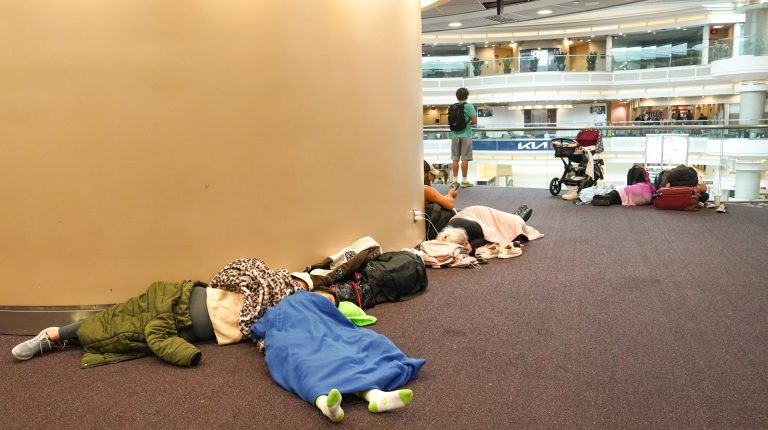dormindo-aeroporto.jpg