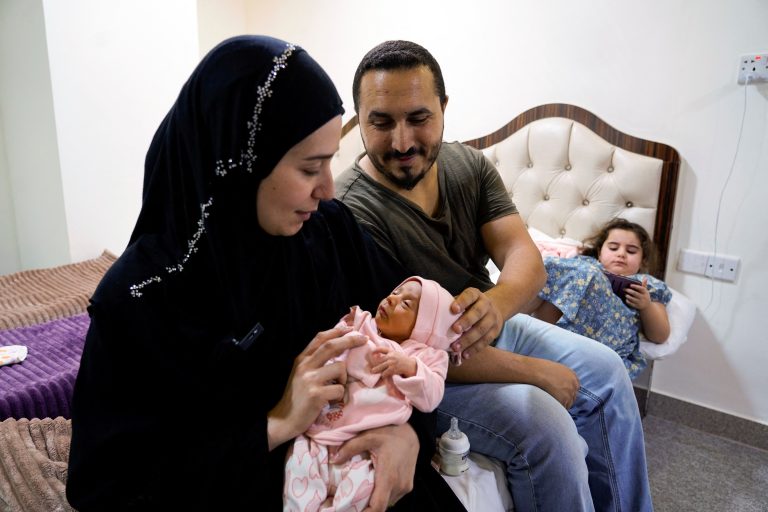 2024-10-08t143109z-675623773-rc2mfaast6qr-rtrmadp-3-israel-palestinians-lebanon-iraq-displaced.jpg