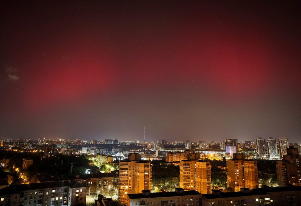 2024-10-11t072347z-1356667252-rc2zhaa1ykm0-rtrmadp-3-ukraine-weather-aurora.jpg