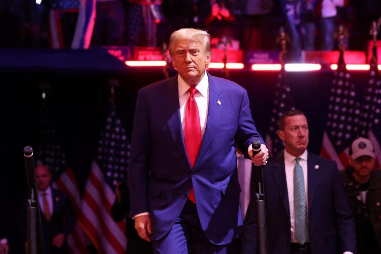 2024-10-27t234209z-937308771-rc2btaapmixs-rtrmadp-3-usa-election-trump.jpg