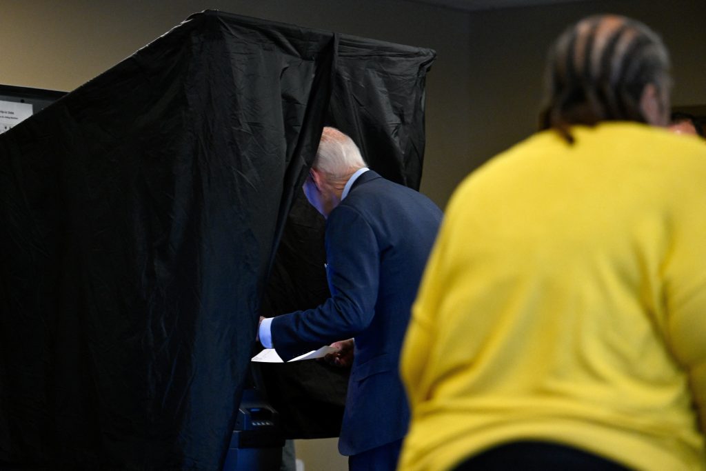 2024-10-28t163006z-892232894-rc2staaf1kj8-rtrmadp-3-usa-biden.jpg