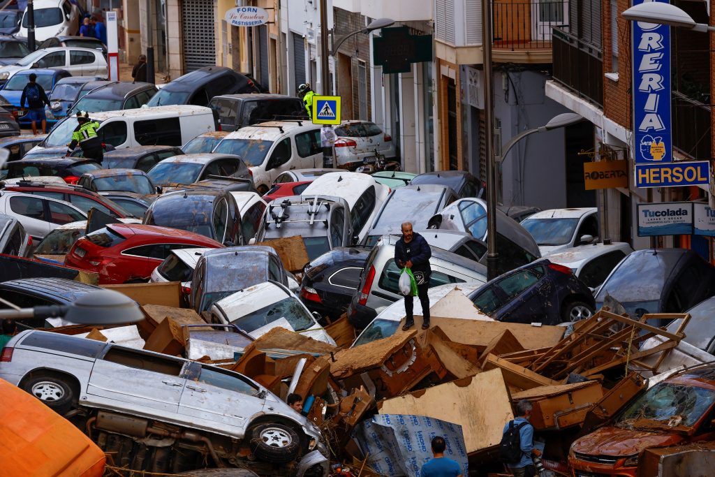 2024-10-31t175943z-631982787-rc2qvaassv5w-rtrmadp-3-europe-weather-spain-storm.jpg