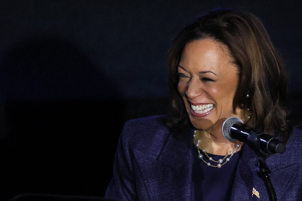 2024-11-03t184717z-194663163-rc2nxaamknn9-rtrmadp-3-usa-election-harris.jpg