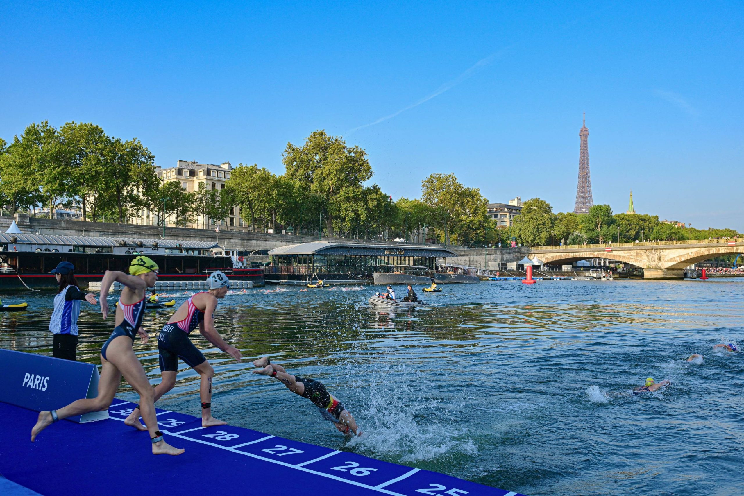 Além da poluição, correnteza é desafio para prova de maratona aquática no Rio Sena