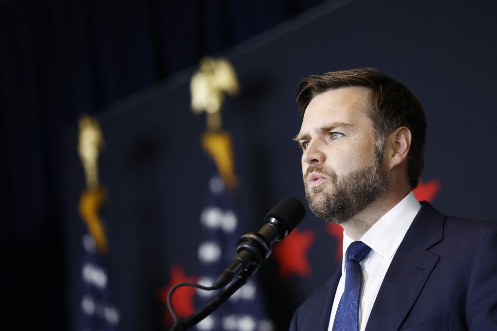 Vance enaltece Trump, critica a imprensa e ironiza Biden em estreia antecipada