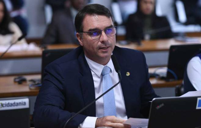 ‘Acusações são extremamente graves’, afirma associação de auditores da Receita Federal sobre falas de ex-advogada de Flávio Bolsonaro