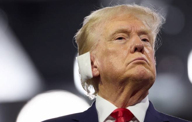 Trump abre cinco pontos de vantagem sobre Biden após atentado