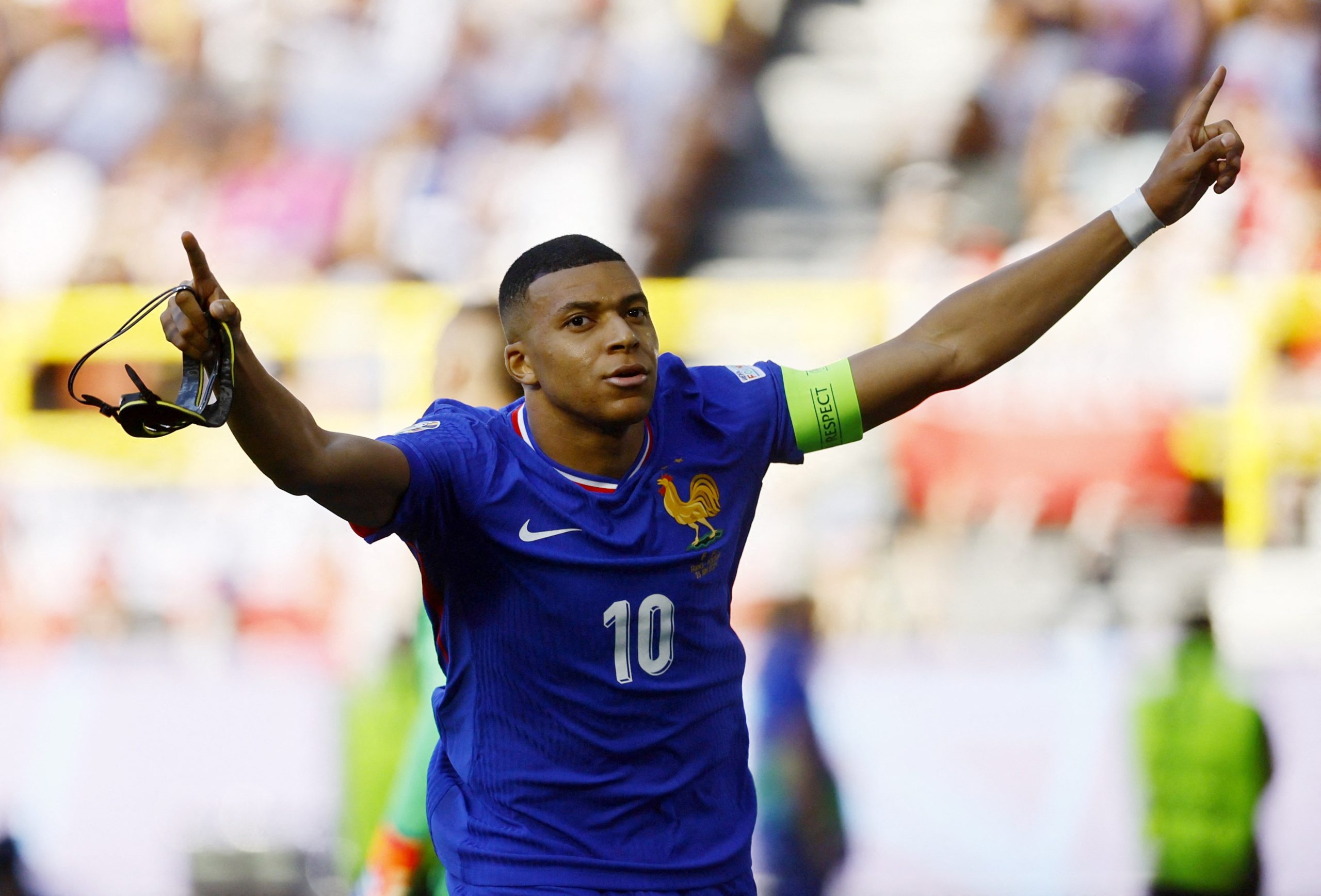 Marine Le Pen rebate Mbappé e diz que ele não representa franceses com histórico de imigração