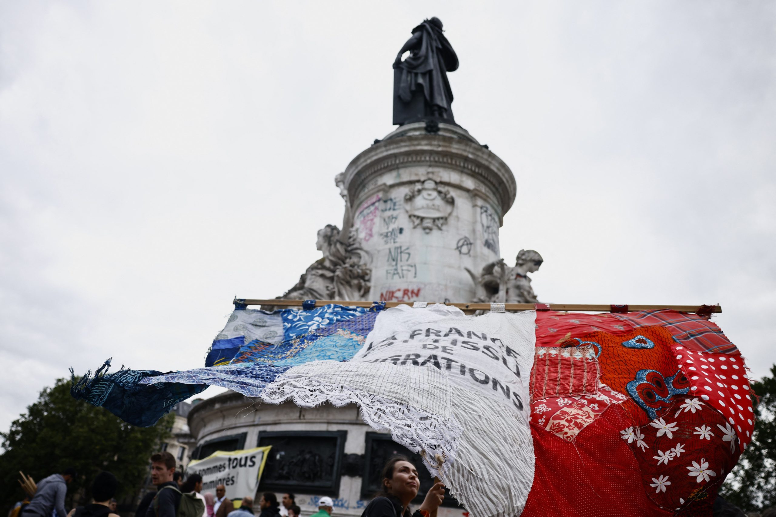 França: Em reviravolta, esquerda vence eleições legislativas, mas não forma maioria