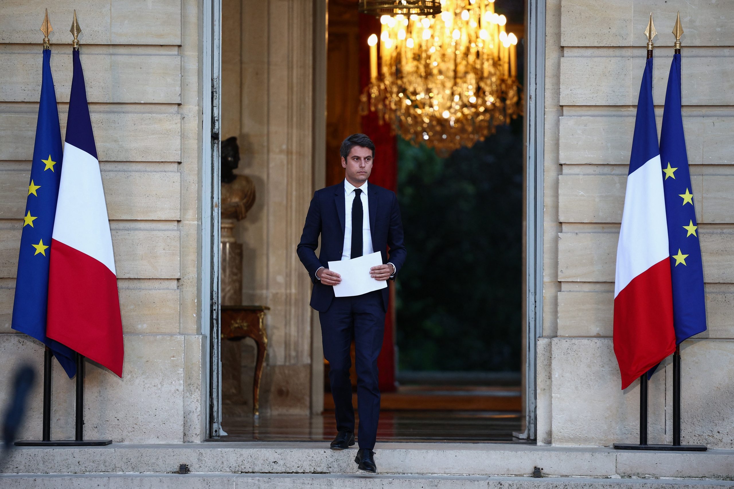 Após vitória da esquerda, Macron decide manter primeiro-ministro no cargo