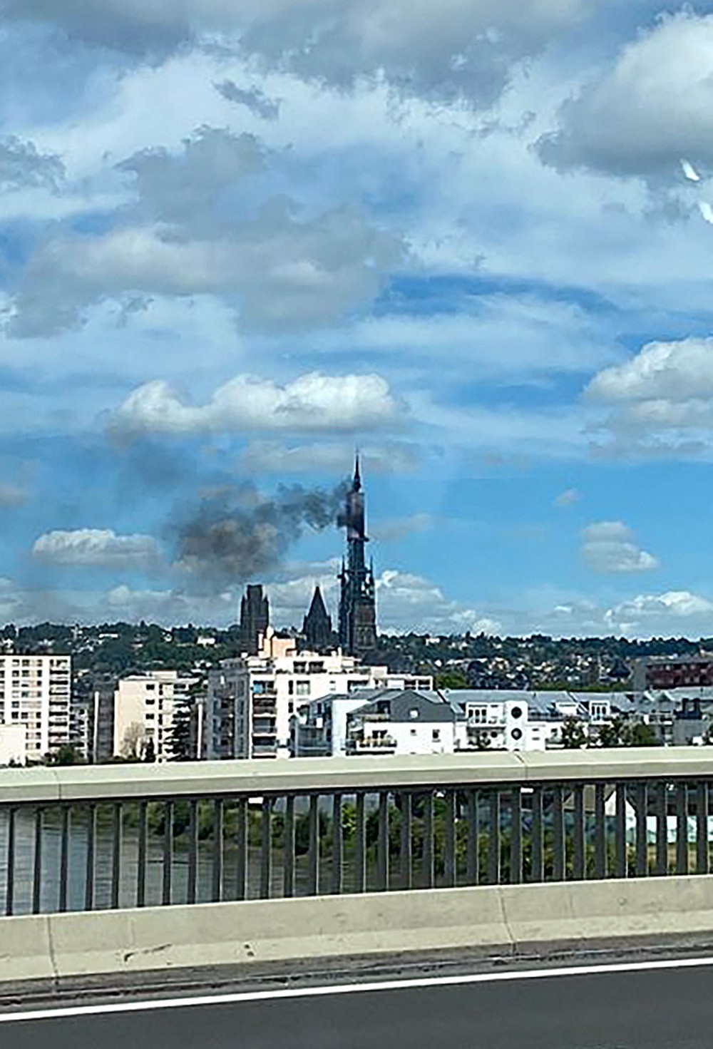 Incêndio atinge torre da catedral de Notre Dame de Rouen, na França