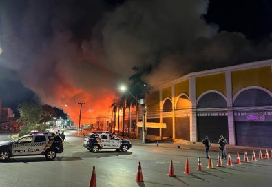 “Destruição em Chamas: Incêndio Devorador Arrasa Shopping Popular de Cuiabá e Deixa 3 Mil Empregos em Risco!”