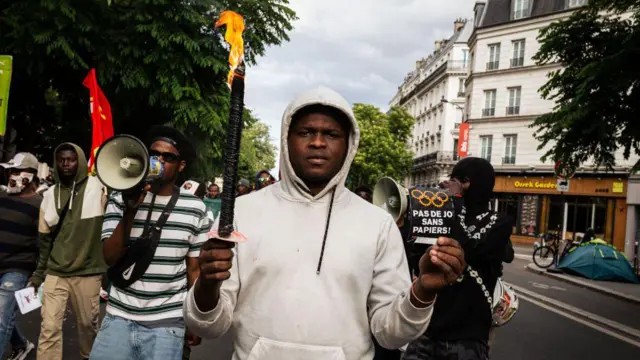 Pátria dos direitos humanos? A expulsão em massa de sem-teto das ruas de Paris antes dos Jogos Olímpicos