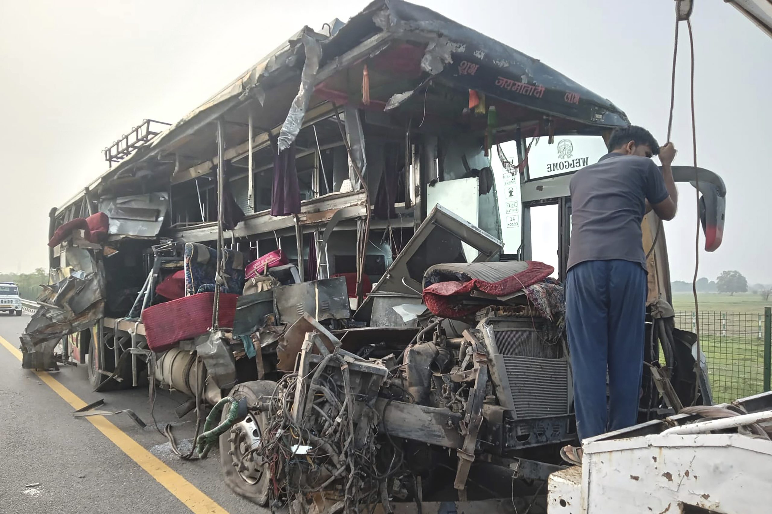 Batida entre ônibus e caminhão de leite deixa 18 mortos na Índia