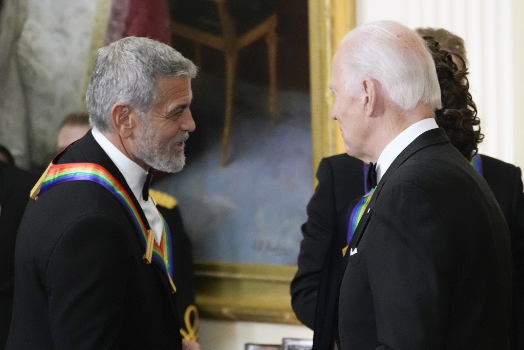 George Clooney, Michael Douglas e mais famosos pedem para que Joe Biden desista de reeleição