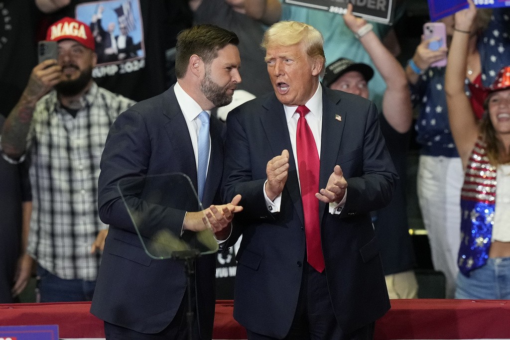 Em 1º comício após atentado, Trump faz enquete sobre quem deveria ser seu adversário: ‘Kamala ou Biden?’