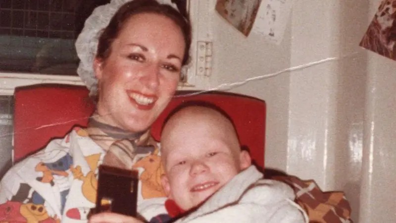 Morre britânica que admitiu ter matado filho pequeno com câncer terminal