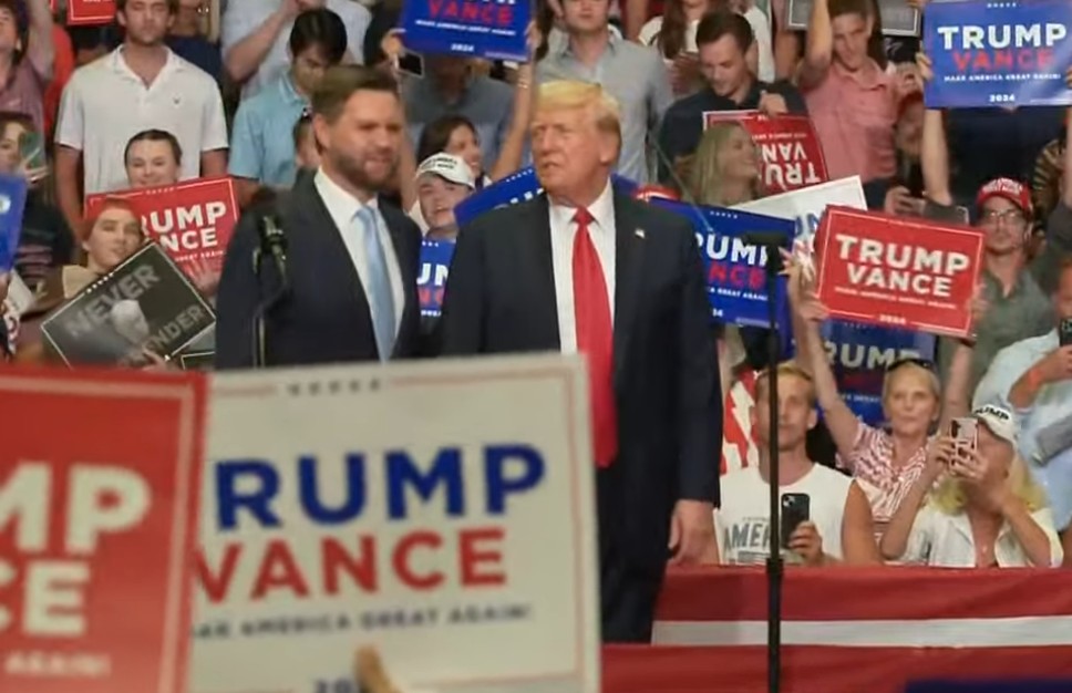 Em 1º comício após atentado, Trump faz enquete sobre quem deveria ser seu adversário: ‘Kamala ou Biden?’