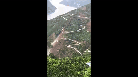 VÍDEO: montanha ‘desmancha’ e destrói estrada em deslizamento de terra gigante na China