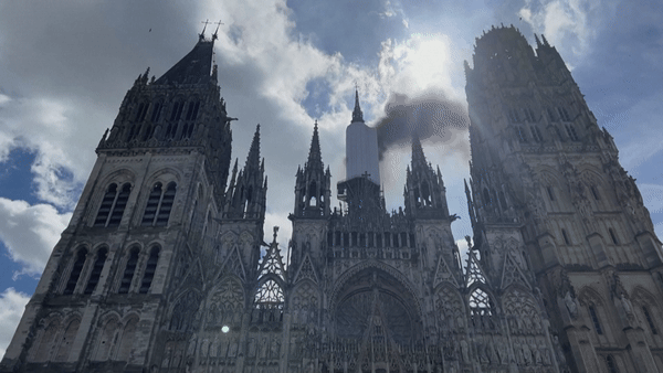Incêndio atinge torre da catedral de Notre Dame de Rouen, na França