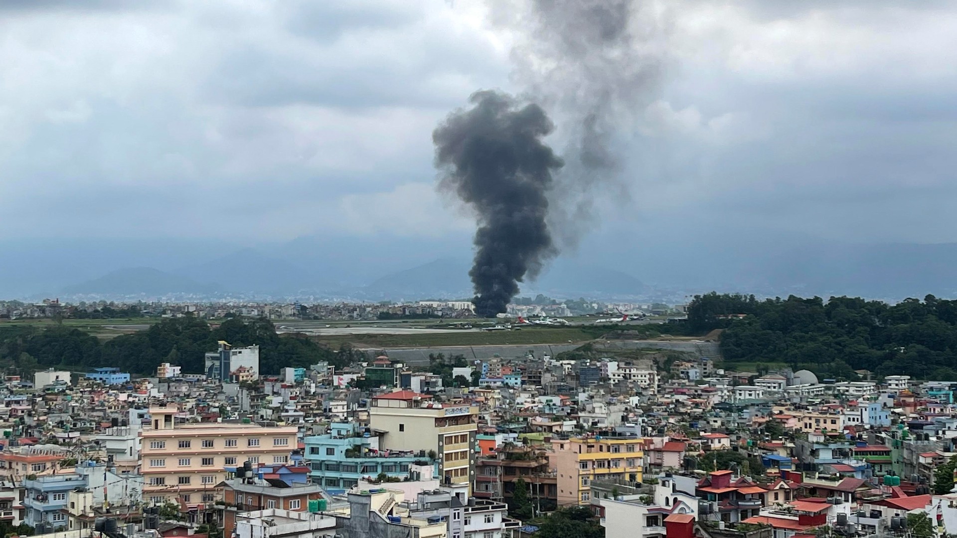 Avião cai logo após decolar, explode e mata 18 no Nepal; VÍDEOS mostram momento da queda