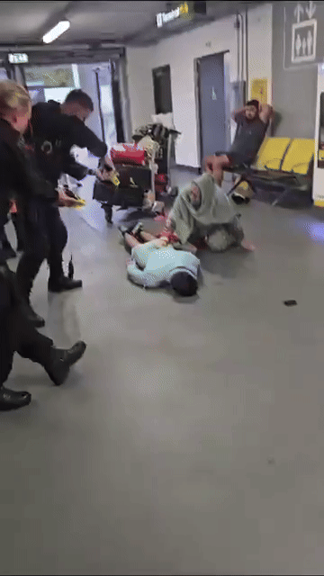 Policial é filmado chutando e pisando na cabeça de jovem no aeroporto de Manchester; VÍDEO