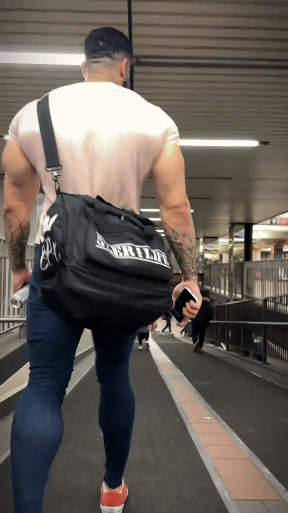 Gigante de 2,08 metros faz graça ao mostrar dificuldade para andar de metrô em Nova York; VÍDEO