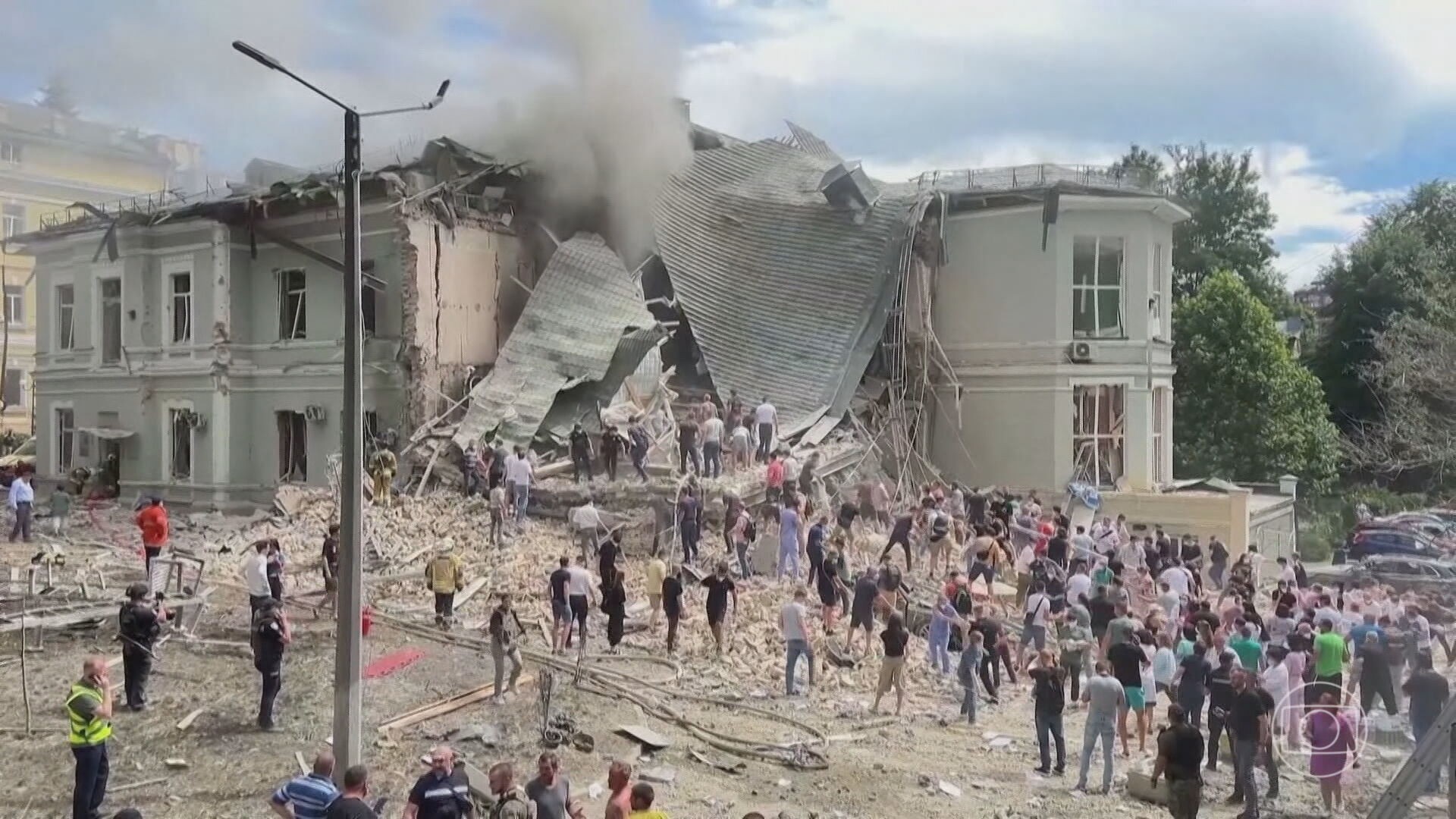 Vídeo mostra momento em que foguete lançado pela Rússia atingiu hospital infantil de Kiev; 36 pessoas morreram em ataques
