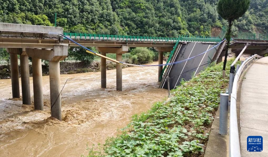 Queda de ponte durante chuva mata 11 pessoas e deixa outras 30 desaparecidas, na China