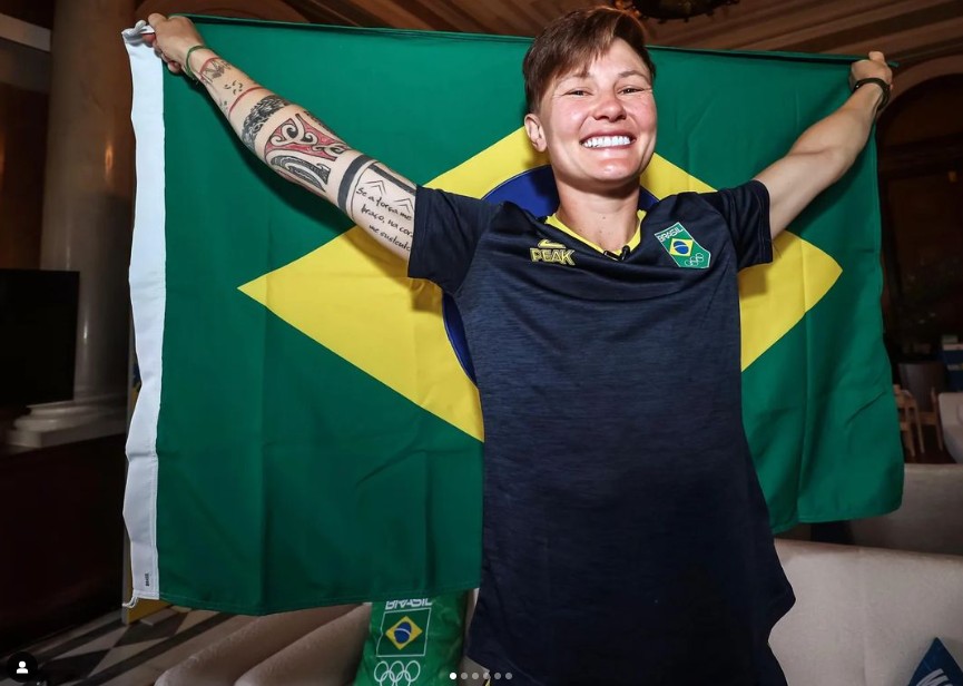 Porta-bandeira do Brasil nas Olimpíadas conta sobre superação do câncer e emoção de voltar ao rugby: ‘Melhor sensação do mundo’