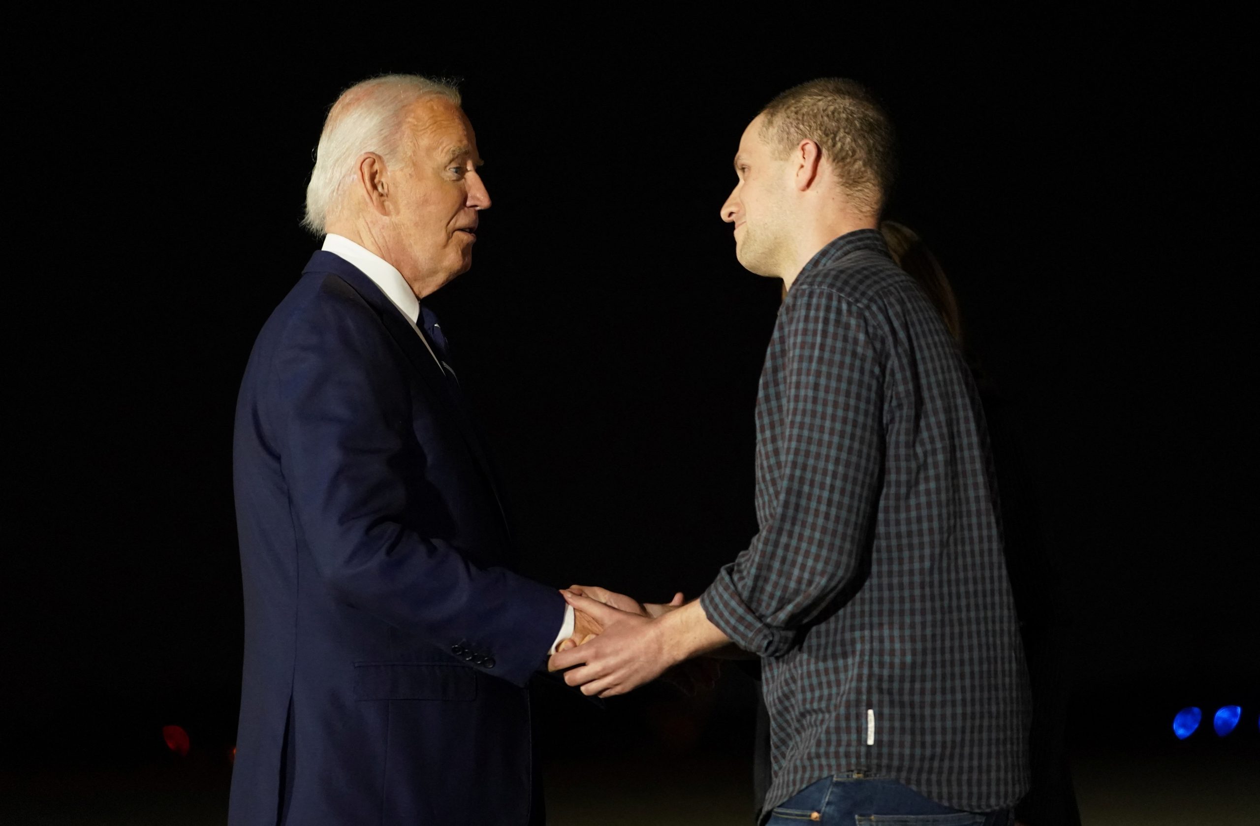 VÍDEO: Veja momento em que jornalista dos EUA libertado em troca de presos com Rússia é recebido por Kamala e Biden