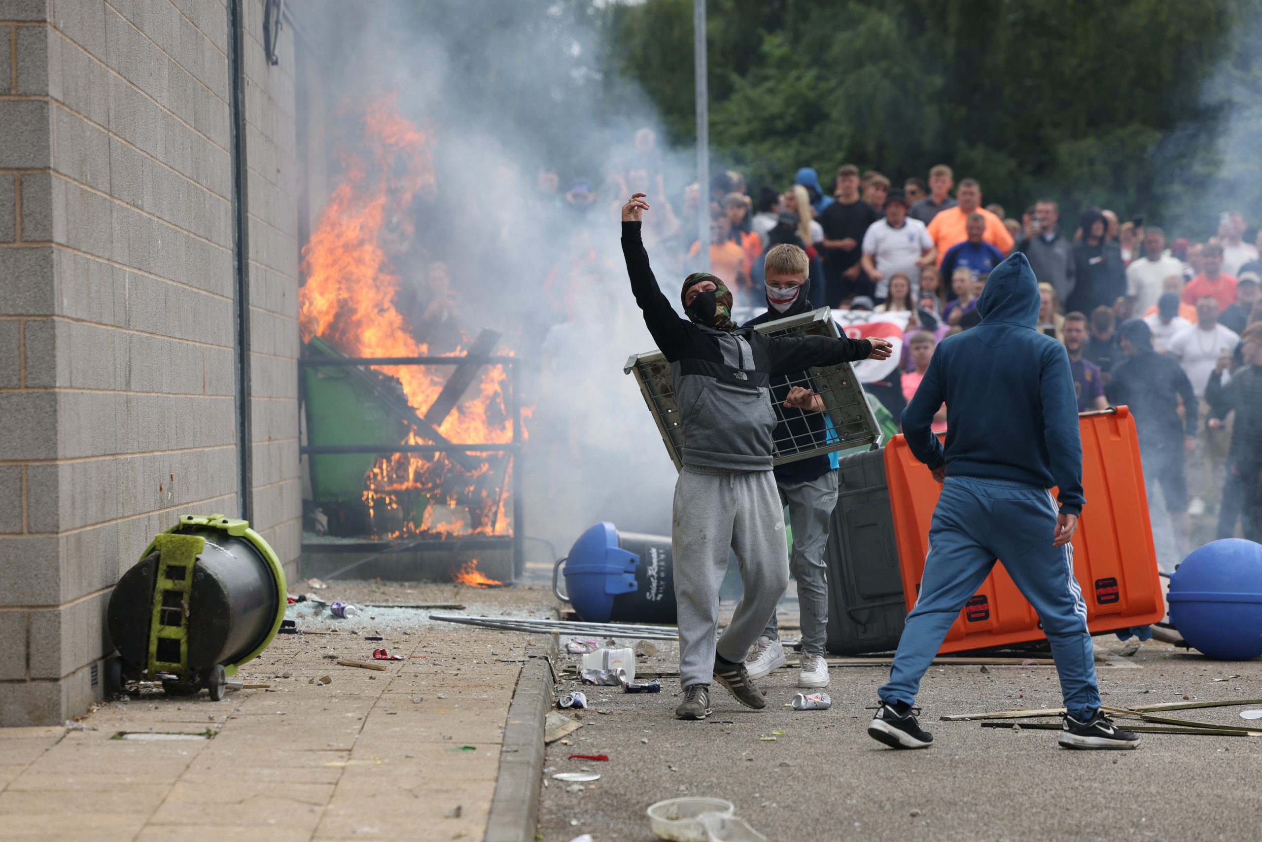 O que se sabe sobre os protestos violentos da direita radical no Reino Unido