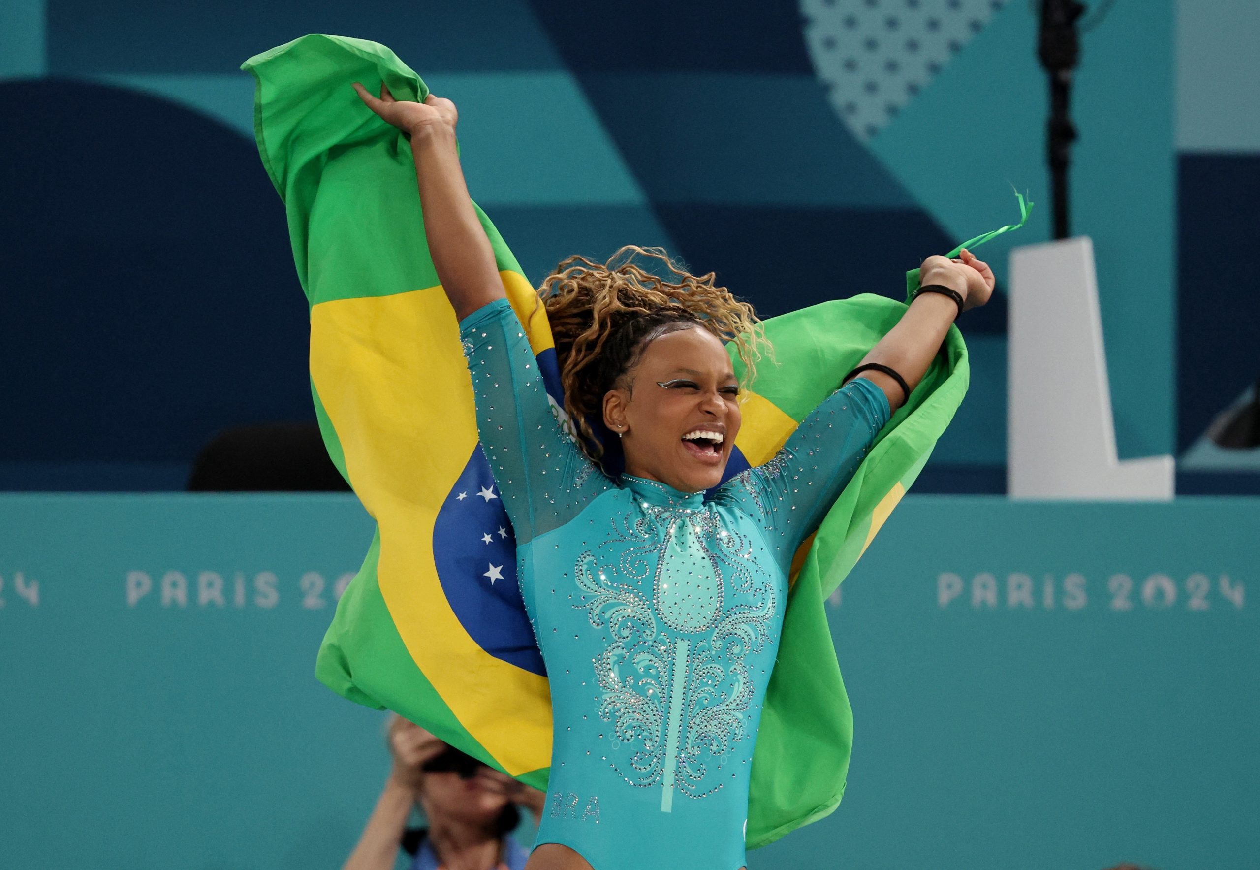 Após ‘roubo’ na trave, internet vai à loucura com ouro de Rebeca no solo; veja memes