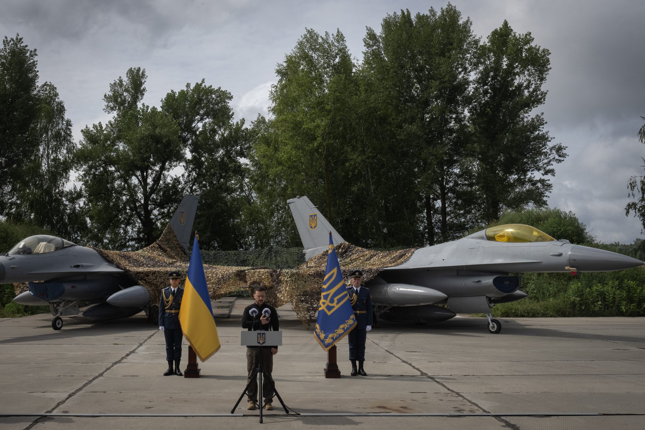 Ucrânia recebe caças F-16 enviados pelos aliados, diz Zelensky; aeronaves já estão em operação