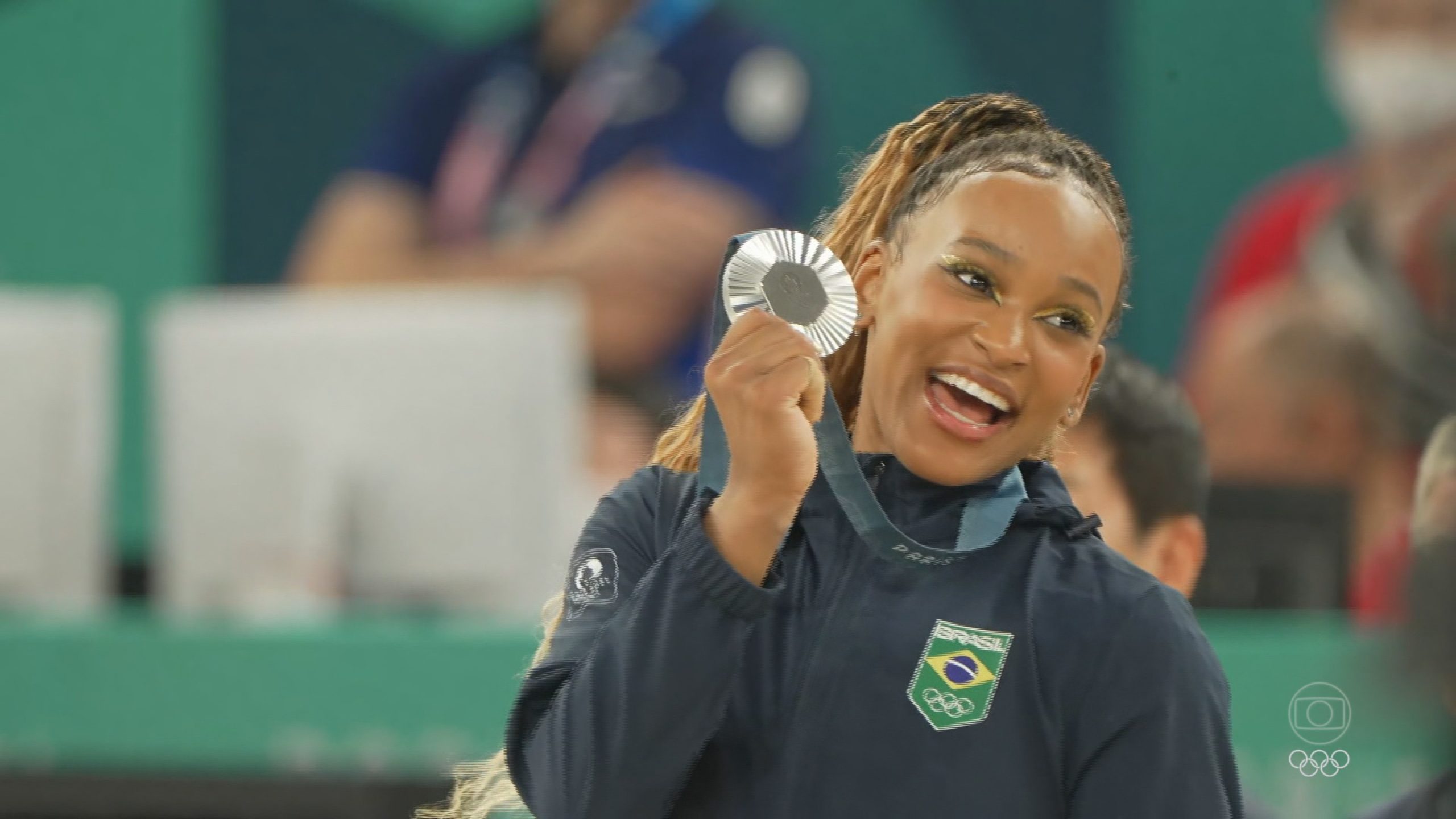 Brilho de duas estrelas: câmeras registram as reações de Rebeca Andrade e Simone Biles na final do individual geral da ginástica