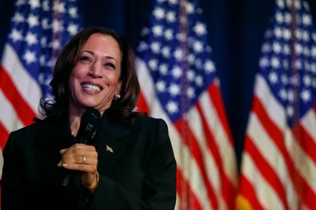 Kamala Harris passou o fim de semana conversando com candidatos a vice e deve anunciar escolhido nesta terça (6)