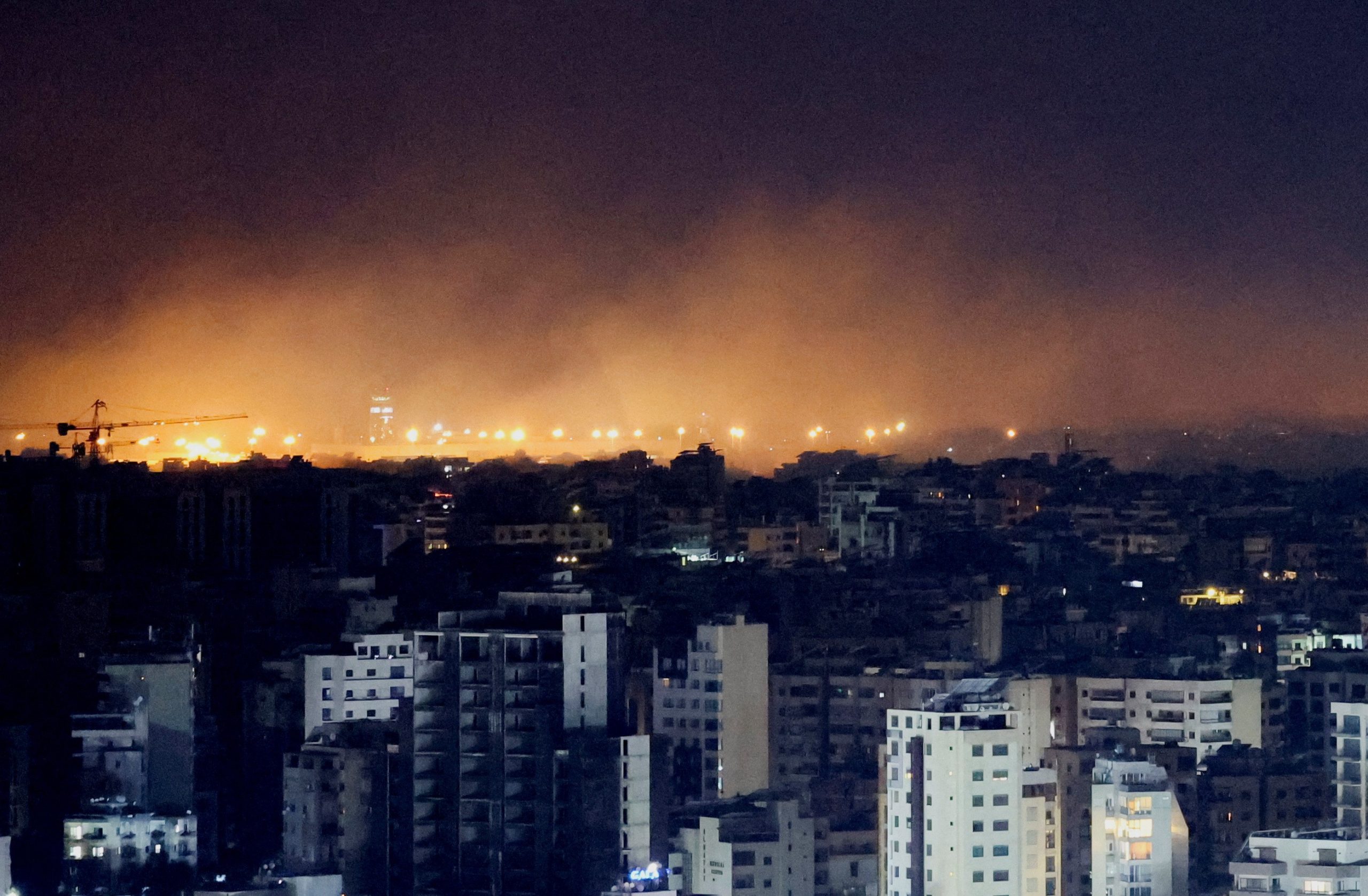 Israel bombardeia área próxima a aeroporto de Beirute; Hezbollah ataca tropas israelenses na fronteira