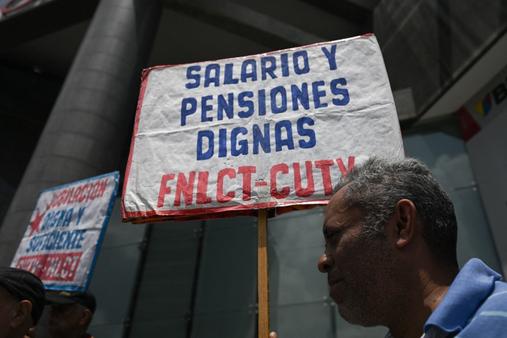 Aposentados venezuelanos protestam em Natal adiantado: ‘Não temos dinheiro nem para comprar leite’