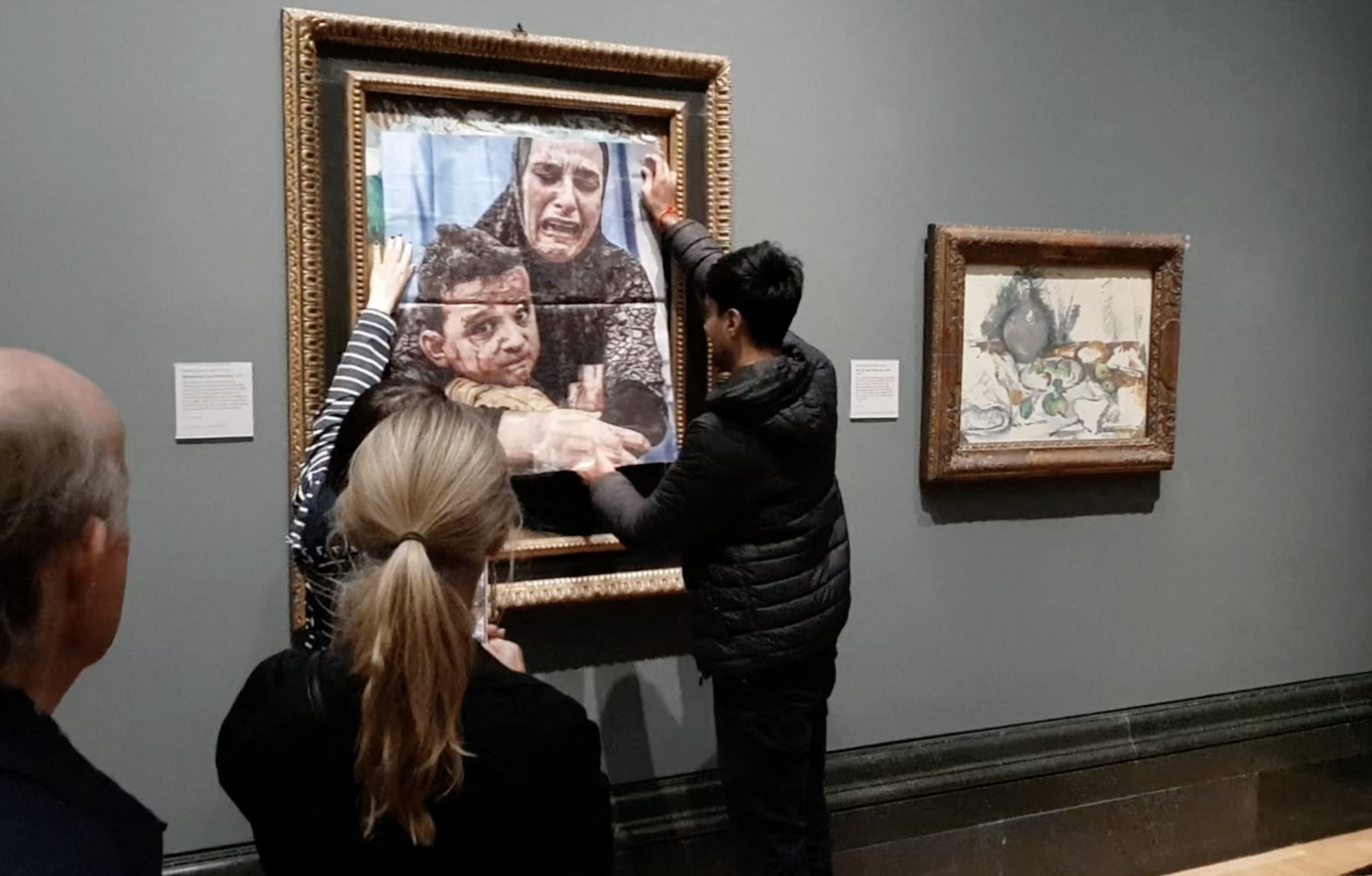 Ativistas pró-Palestina cobrem obra de Picasso com foto de Gaza, em museu de Londres