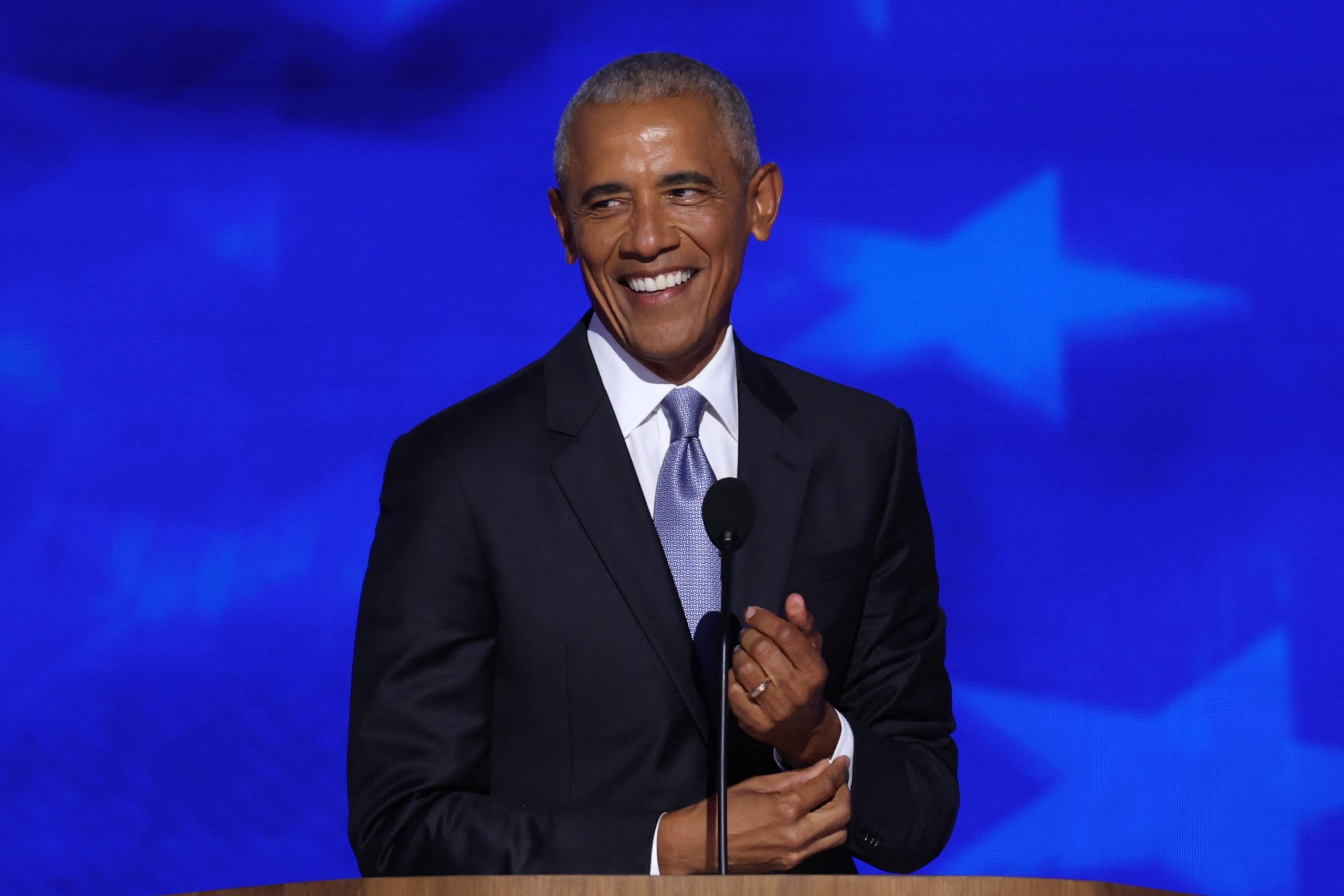 Obama vota pelo correio em Chicago e conversa com eleitores na rua: ‘Confio no Serviço Postal’
