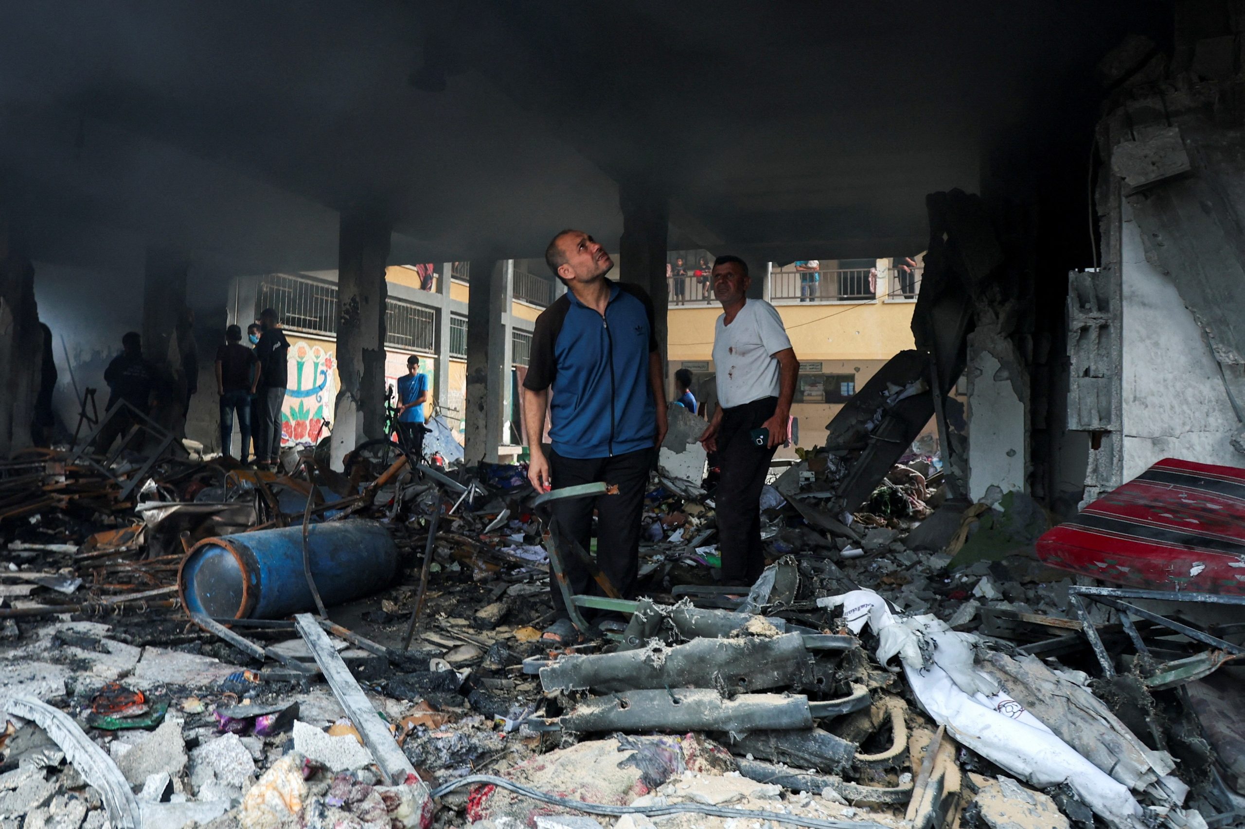 Ataques aéreos israelenses em Gaza atingem mesquita e escola que abrigava desalojados