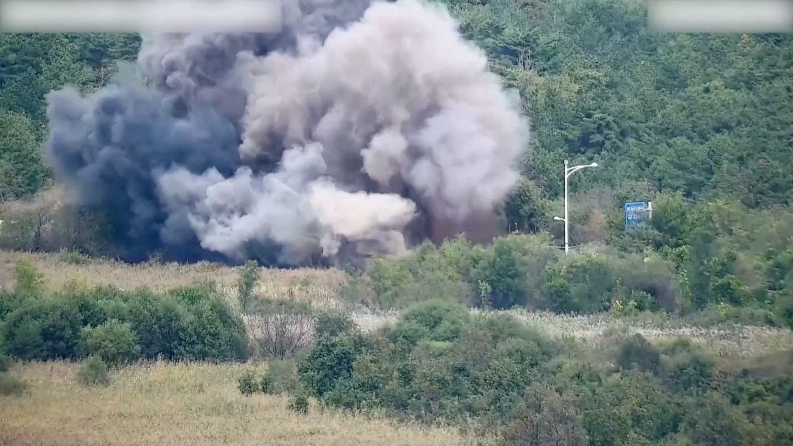 Coreia do Norte explode trechos de estradas em direção à fronteira, e Coreia do Sul dispara tiros de advertência