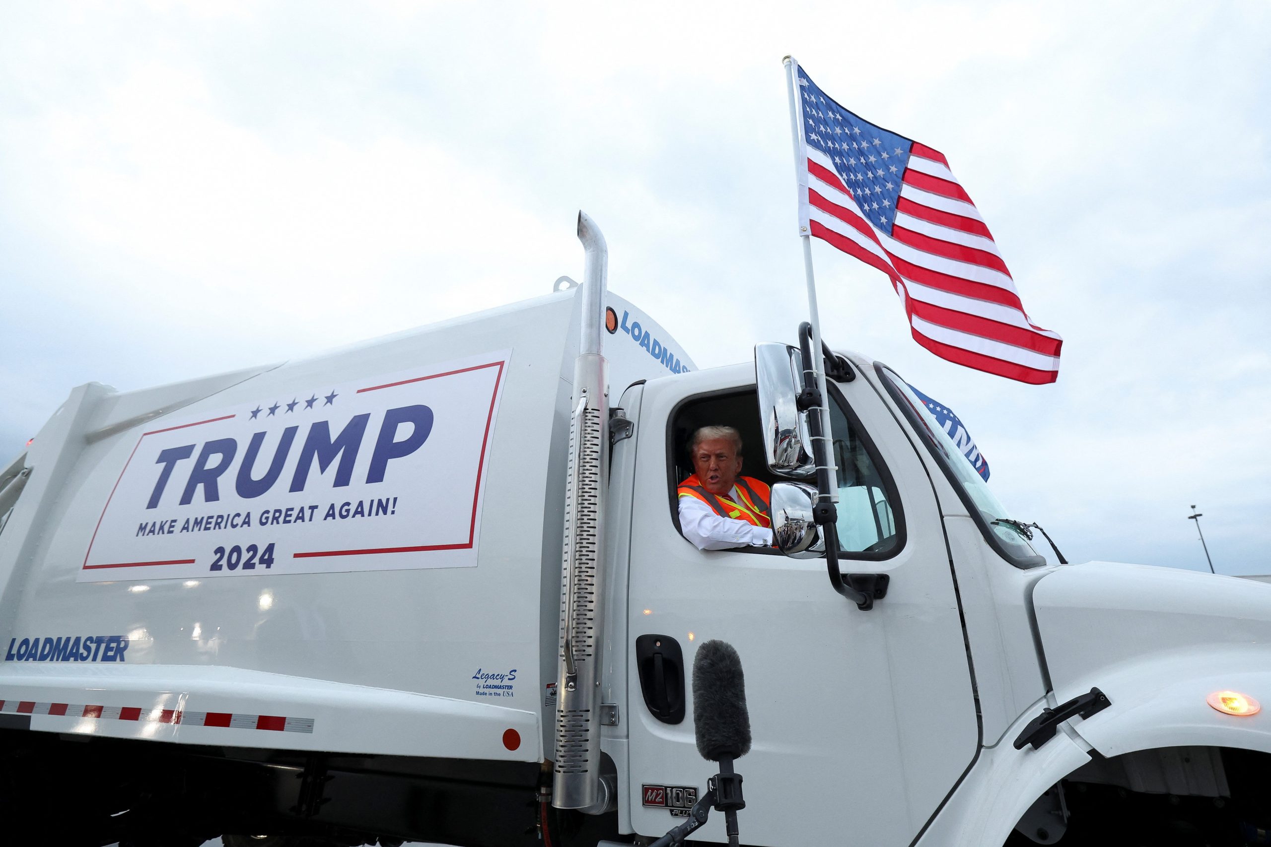 Trump anda com caminhão de lixo durante campanha: ‘Homenagem para Kamala e Joe Biden’