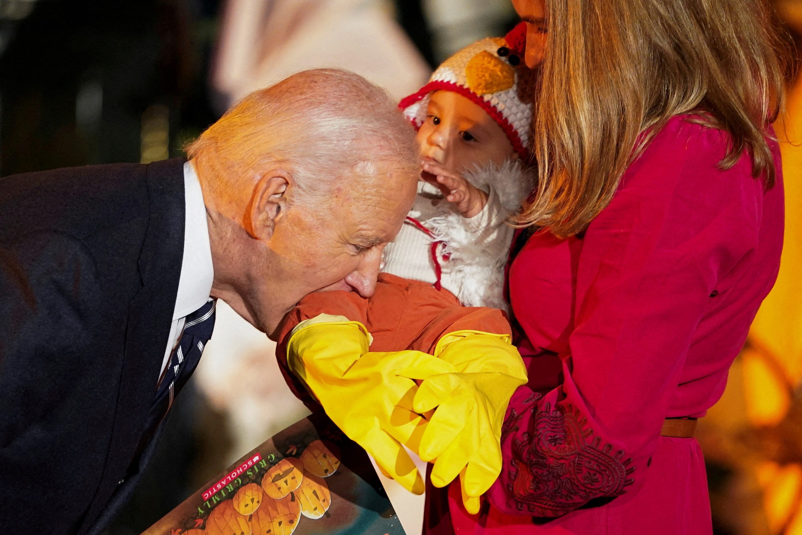 Biden brinca de ‘morder’ bebê e se diverte ao lado da mulher, vestida de panda, em festa de Halloween na Casa Branca