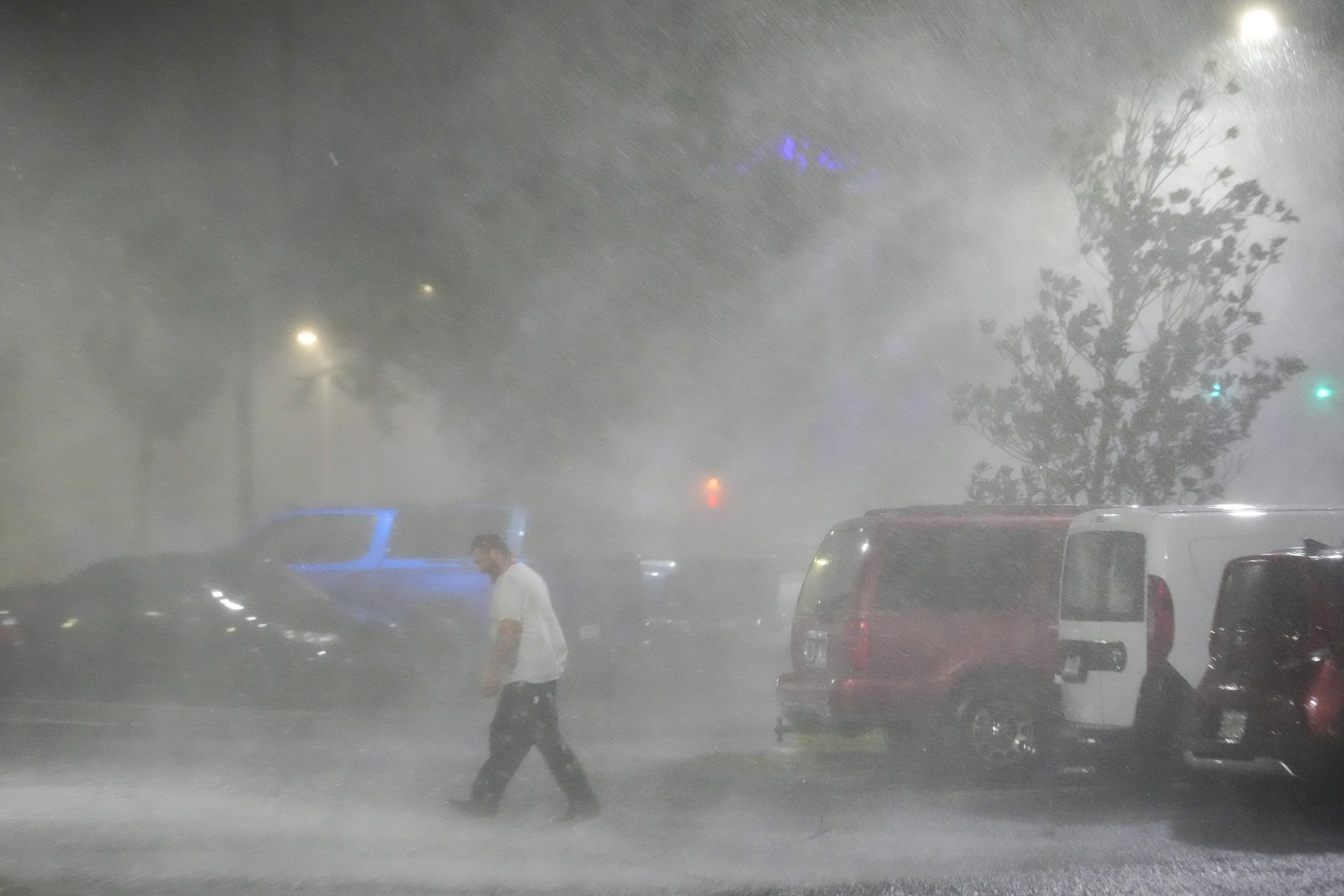 Furacão Milton: VÍDEOS e FOTOS da chegada da tempestade na Flórida