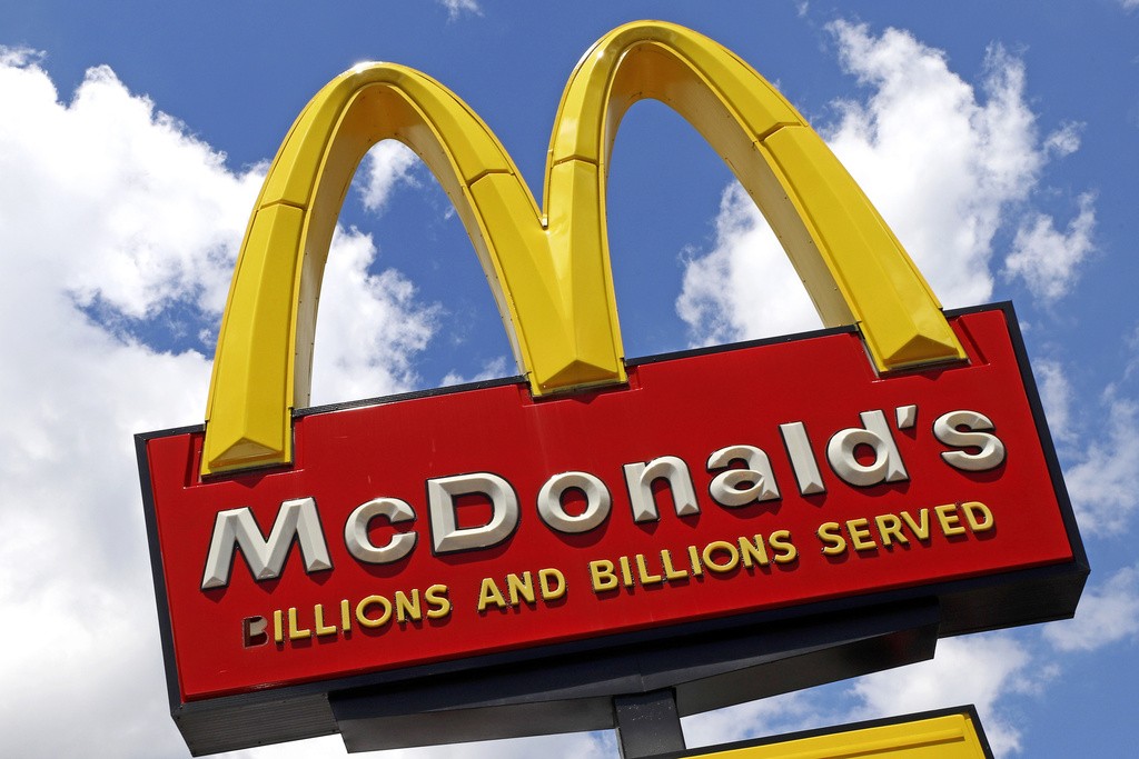 McDonald’s suspende venda de hambúrguer nos EUA após surto de bactéria provocar morte