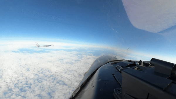 VÍDEO: Jato russo ‘tira fina’ e quase bate ao ser interceptado por caça americano; ‘Colocou todos em perigo’, diz Força Aérea dos EUA