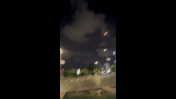 VÍDEO mostra momento em que míssil cai perto de shopping em Tel Aviv