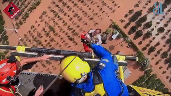 Bebê e idosa são resgatados de helicóptero em cidades ainda inundadas de Valência; VÍDEO