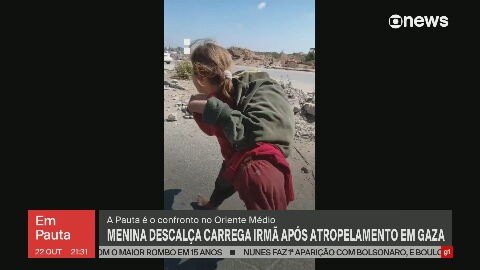 VÍDEO: Menina descalça carrega irmã após atropelamento em Gaza